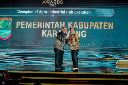 Komitmen Jaga Lumbung Padi, Pemkab Karawang Raih Penghargaan CNN Indonesia Award 2025 Penghargaan cnn ke pemkab karawang