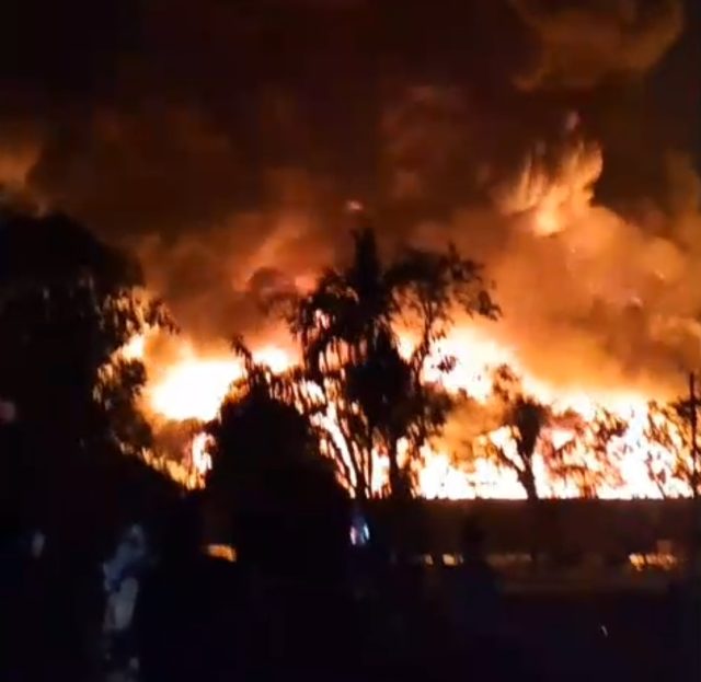 Pabrik limbah b3 karawang terbakar hebat