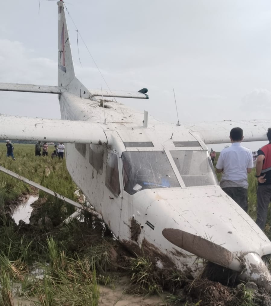 Pesawat terjatuh di pesawahan karawang