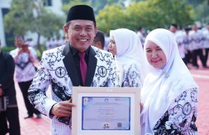 Ketua dprd karawang dan guru