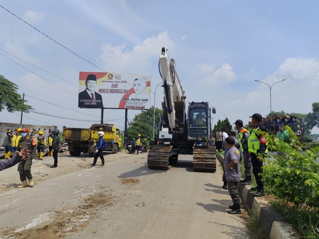 Bangli karawang barat dibongkar paksa