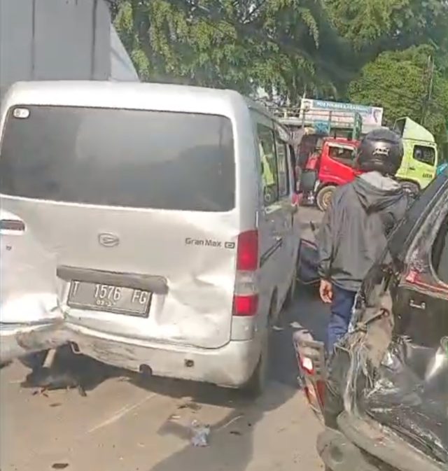 Kecelakaan beruntun di cikampek karawang