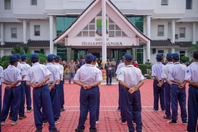 50 siswa karawang dikirim ke barak militer