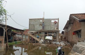 Melihat Proyek Rumah Panggung KDM yang Terendam Banjir di Karawang Rumah panggung kdm di karawang banjir