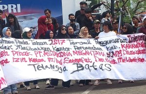 Ratusan Warga Demo BPN Karawang, Tuntut Keadilan Lahan yang Diduga ‘Dicaplok’ Pengembang Warga poponcol karawang demo bpn
