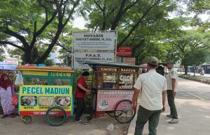 Pedagang di bahu jalan karawang