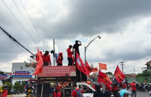 Upah 2026 Belum Diputuskan, Aliansi Buruh Sempat Blokade Akses Tol Karawang Timur Upah aliansi buruh karawang