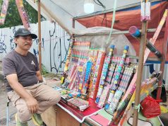 Pesta Kembang Api Ditiadakan di Karawang, Pedagang Ngeluh Jualan Sepi Pedagang kembang api di karawang