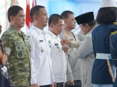 Berjasa Jaga Lumbung Padi, Bupati Karawang Terima Satyalancana Wira Karya dari Prabowo Prabowo dan bupati karawang