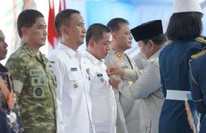 Berjasa Jaga Lumbung Padi, Bupati Karawang Terima Satyalancana Wira Karya dari Prabowo Prabowo dan bupati karawang