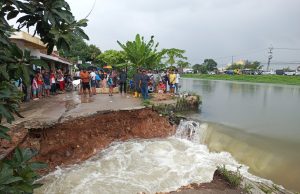 Tanggul di karawang jebol