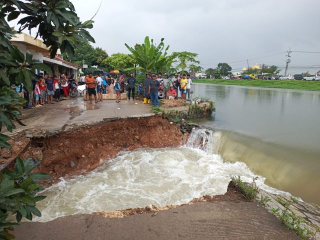 IMG-20260116-WA0017 Tanggul di karawang jebol