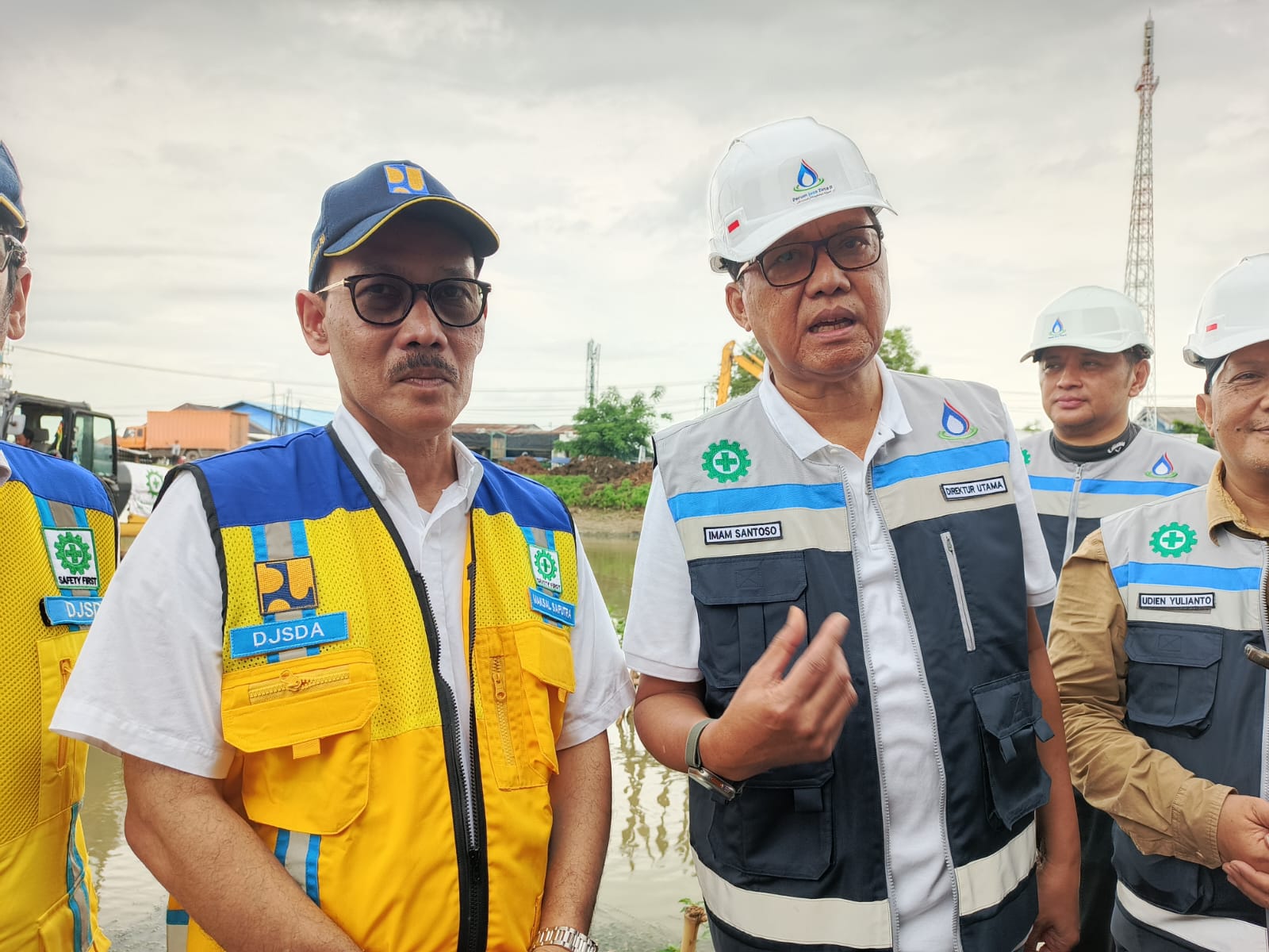 Perbaikan tanggul jebol di karawang