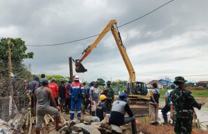 Perbaikan tanggul jebol di karawang
