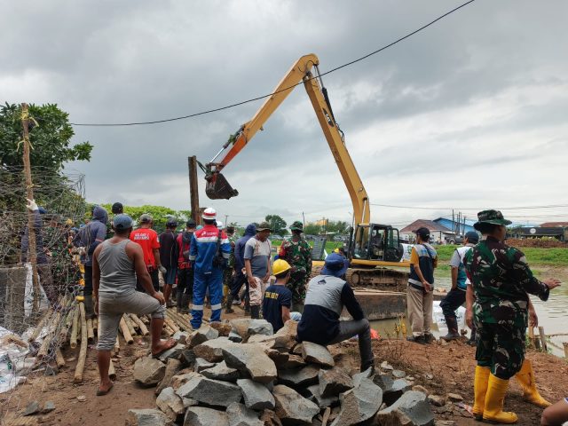 Perbaikan tanggul jebol di karawang