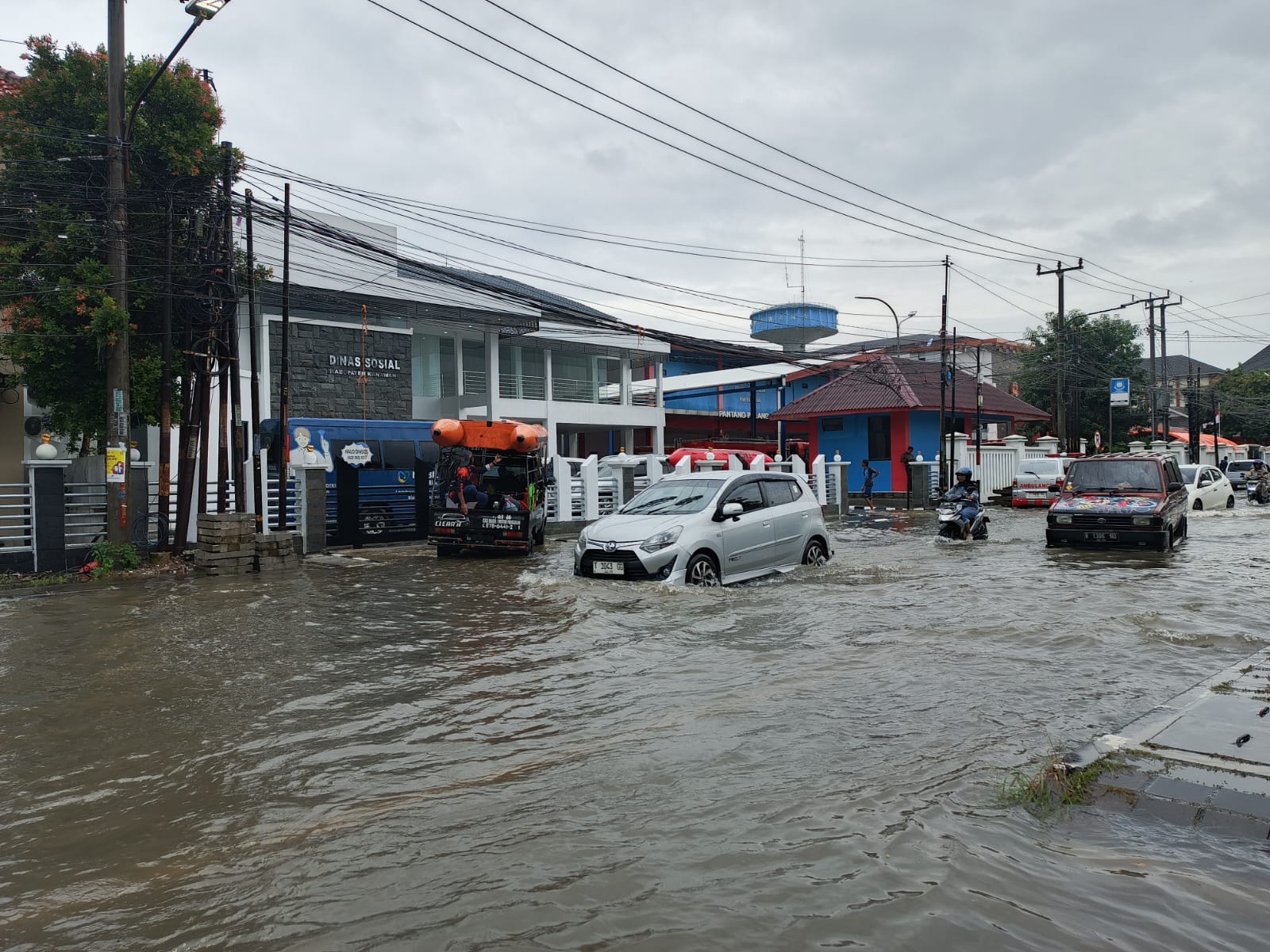 Banjir di jalan husni hamid karawang