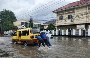 Banjir di jalan husni hamid karawang