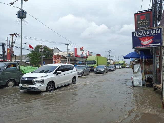 Jalan raya kosambi banjir
