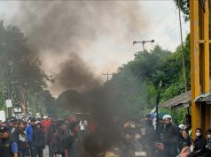 Aksi jalan rusak di karawang