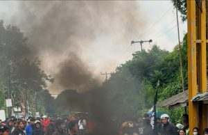 Aksi jalan rusak di karawang