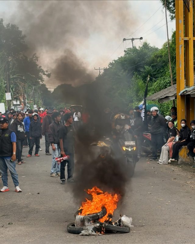 Aksi jalan rusak di karawang