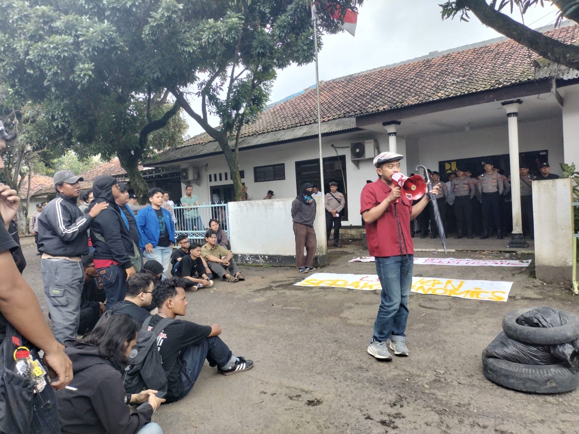 Aksi jalan rusak di karawang