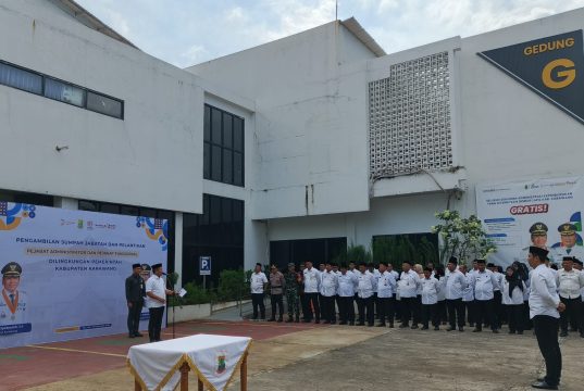 Bupati karawang lantik 13 pejabat asn