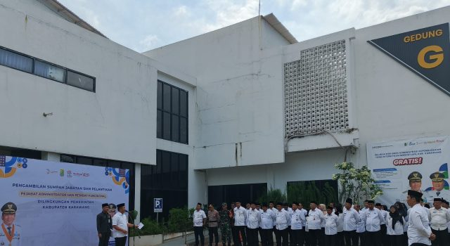 Bupati karawang lantik 13 pejabat asn