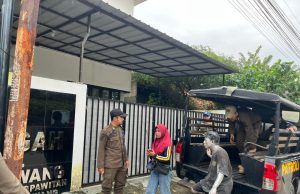 Pengemis karawang pura-pura pincang
