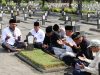 Sering Diperdebatkan, Ini Kata MUI Karawang soal Hukum Baca Yasin saat Ziarah Kubur Ziarah kubur di karawang