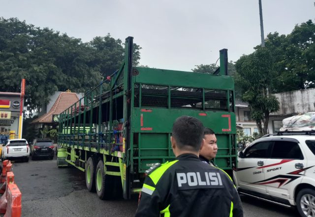 Truk sumbu tiga di karawang ditindak