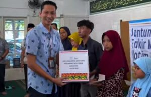 Perumdam Tirtatarum Karawang Salurkan Santunan Ramadan untuk Anak Yatim dan Lansia Perumdam Tirtatarum