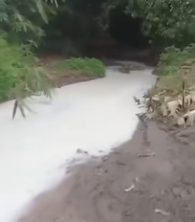 Air sungai di ciampel karawang