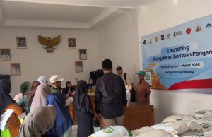 Bulog Karawang Salurkan Bantuan Pangan ke Ratusan Warga Desa Purwasari Bantuan pangan bulog karawang di purwasari