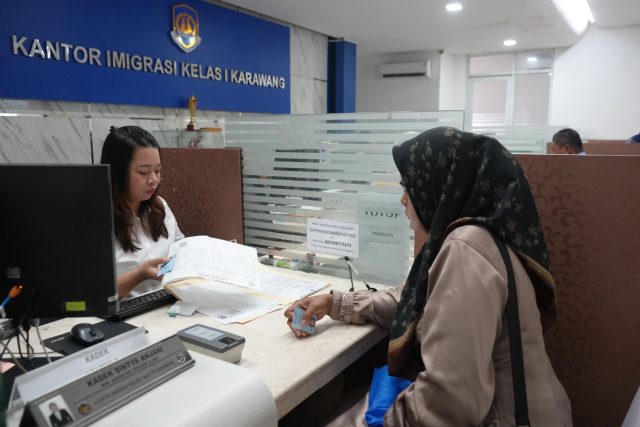 Paspor karawang diwakili orang lain