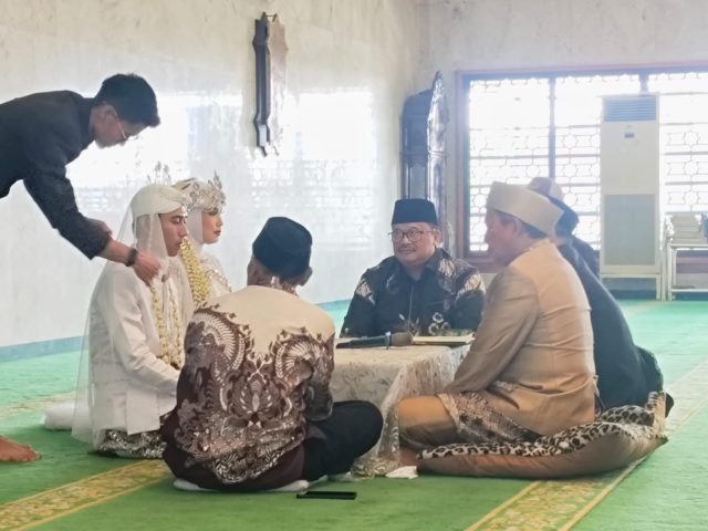 Kepala kemenag karawang jadi saksi nikah