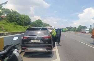 Mobil innova zenix di karawang