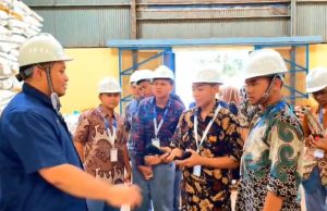 Edukasi Pangan dari Gudang, Bulog Karawang Ajak Siswa Lihat Langsung Distribusi Beras Siswa di gudang bulog karawang
