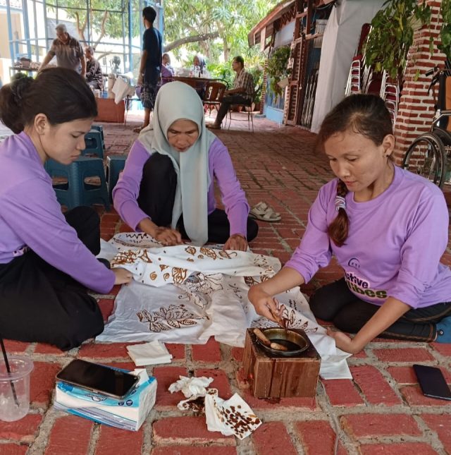 40 perempuan disabilitas karawang dilatih membatik