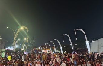 Ribuan Warga Padati Alun-alun Karawang, Penasaran Lihat Kirab Mahkota Binokasih Kirab mahkota di karawang