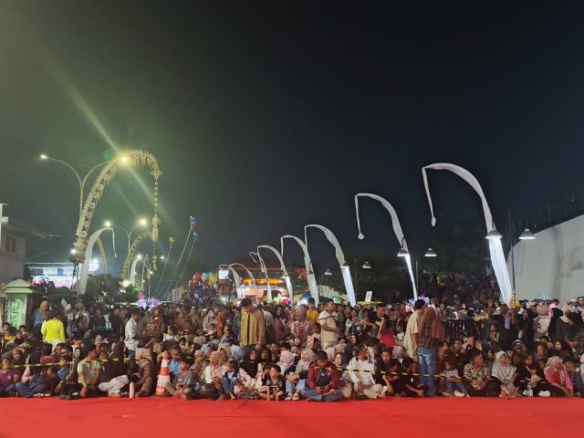 Kirab mahkota di karawang