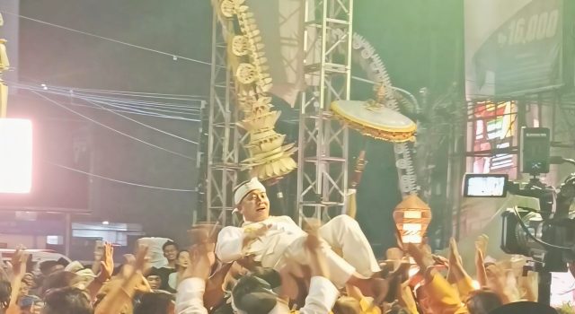 Momen Bupati Karawang Diangkat Warga saat Kirab Budaya, Simbol Menyatunya Pemimpin dengan Rakyat Bupati karawang diangkat warga