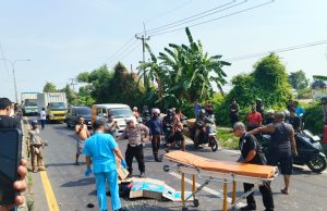 Tabrakan Truk Vs Dua Motor di Karawang, Satu Orang Tewas di Tempat Truk dan dua motor di karawang