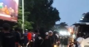 Bentrokan antar suporter karawang