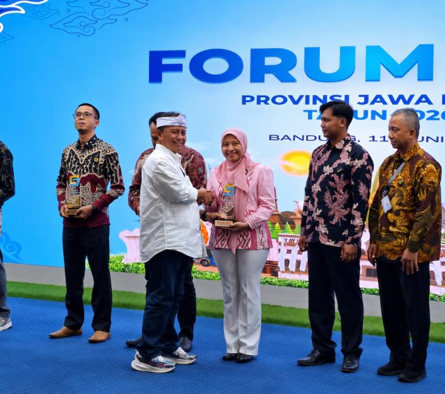 Foto 1 - Penghargaan CSR Solusi Bangun Indonesia