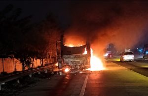 Bus Terbakar di KM 55 Tol Japek Karawang, Damkar Ungkap Kondisi Penumpang Bus terbakar di tol japek
