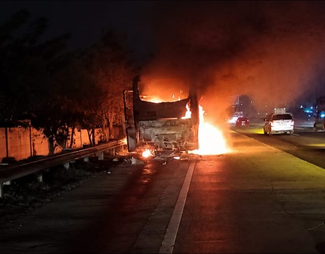 Bus terbakar di tol japek
