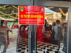 Imbas Pesta Gay, Satpol PP Karawang Segel Sementara Theatre Night Mart Theatre night mart karawang disegel