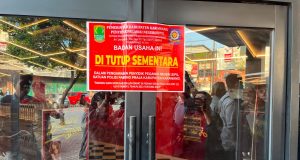 Imbas Pesta Gay, Satpol PP Karawang Segel Sementara Theatre Night Mart Theatre night mart karawang disegel
