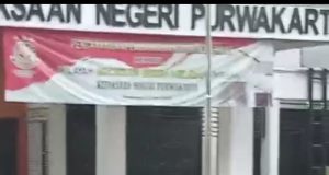 Jelang Maghrib, Anne Ratna Mustika Keluar Dari Kejaksaan Negeri